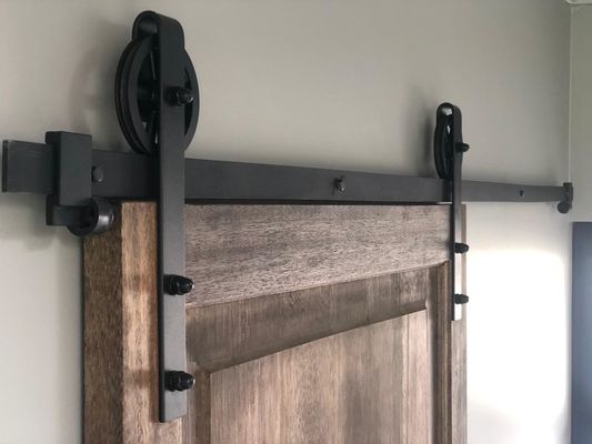 6.6FT de Enige Houten Glijdende Spoke van de Staldeurhardware Fundamentele Zwarte Grote Uitrusting van de Wielrol